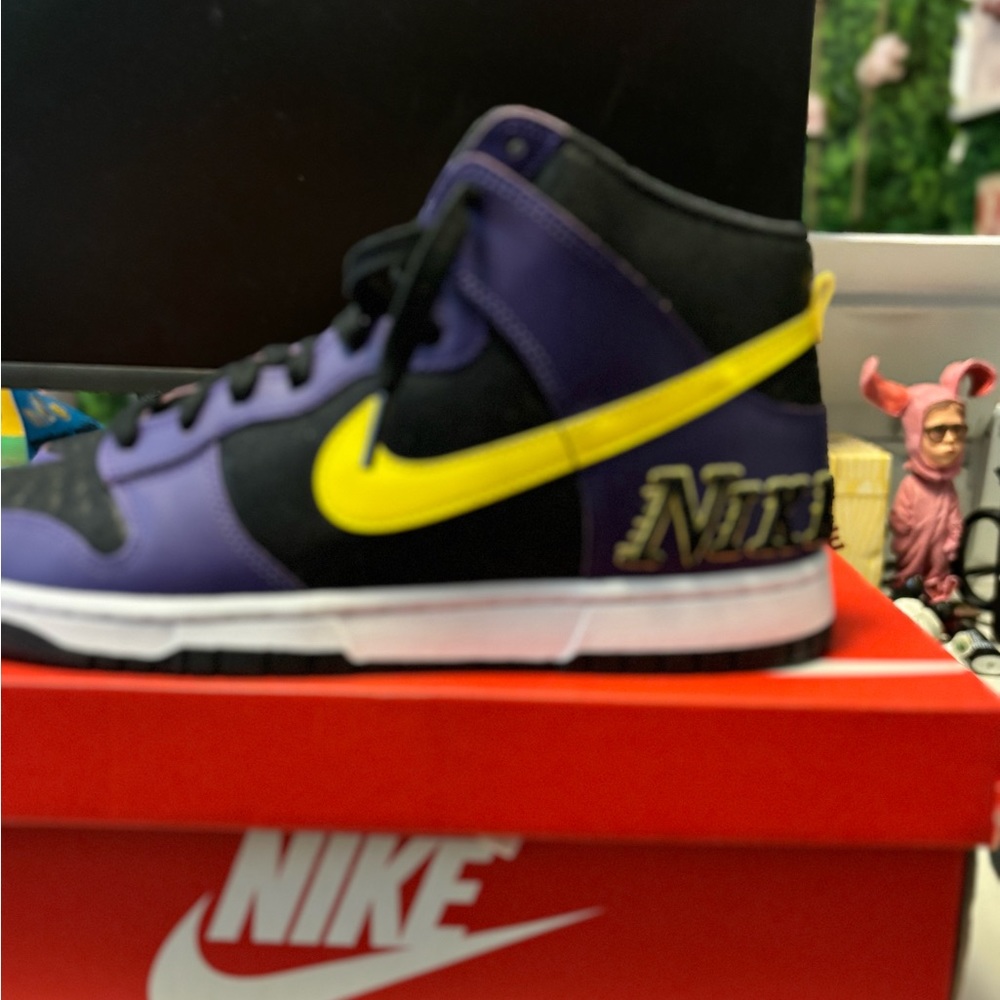 Gs Nike Dunk Hi EMB Size 11.5 headstock